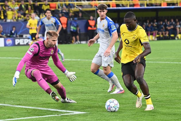Serhou GUIRASSY (DO) vergibt diese Torchance gegen Torwart Peter GULACSI (Villarreal) Aktion, Zweikampf, Borussia Dortmund (DO) - FC Villarreal 3-2 Fussball UEFA Champions League Gruppenphase 1. Spieltag, matchday1, am 08.09.2026 in Dortmund Deutschland. UEFA regulations prohibit any use of photographs as image sequences and or quasi-video Â