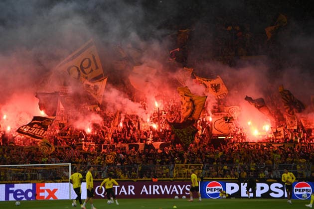 Fans von Borussia Dortmund zuenden Pyrotechnik, pyro, Rauchbombe, Brandfackel, Leuchtfackel, Borussia Dortmund (DO) - FC Villarreal 3-2 Fussball UEFA Champions League Gruppenphase 1. Spieltag, matchday1, am 08.09.2026 in Dortmund Deutschland. UEFA regulations prohibit any use of photographs as image sequences and or quasi-video Â