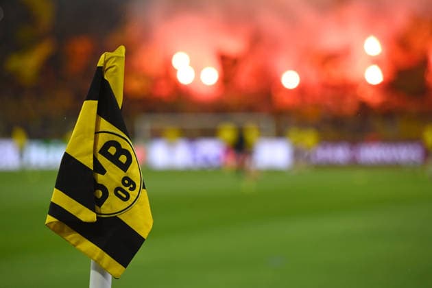 Fans von Borussia Dortmund zuenden Pyrotechnik, pyro, Rauchbombe, Brandfackel, Leuchtfackel, Borussia Dortmund (DO) - FC Villarreal 3-2 Fussball UEFA Champions League Gruppenphase 1. Spieltag, matchday1, am 08.09.2026 in Dortmund Deutschland. UEFA regulations prohibit any use of photographs as image sequences and or quasi-video Â