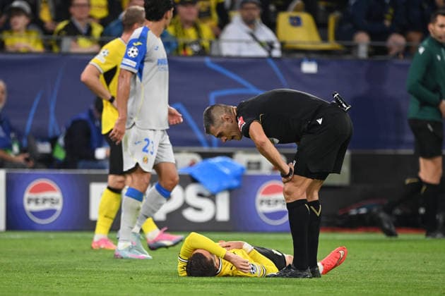 Konstantinos KARETSAS (DO) Verletzung, verletzt, Schmerzen, mit Schiedsrichter Simone SOZZA (ITA), Borussia Dortmund (DO) - FC Villarreal 3-2 Fussball UEFA Champions League Gruppenphase 1. Spieltag, matchday1, am 08.09.2026 in Dortmund Deutschland. UEFA regulations prohibit any use of photographs as image sequences and or quasi-video Â