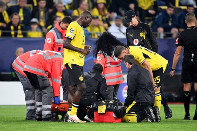 Konstantinos KARETSAS (DO) Verletzung, verletzt, Schmerzen, wird behandelt Borussia Dortmund (DO) - FC Villarreal 3-2 Fussball UEFA Champions League Gruppenphase 1. Spieltag, matchday1, am 08.09.2026 in Dortmund Deutschland. UEFA regulations prohibit any use of photographs as image sequences and or quasi-video Â