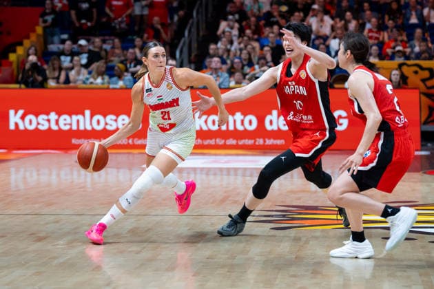 Hungary V Japan: Qualification To Quarter-Finals - FIBA Women s Basketball World Cup Germany 2026 Reka Lelik and Ramu Tokashiki play during the FIBA Women s Basketball World Cup 2026 qualification to quarter-finals match between Hungary and Japan in Berlin, Germany, on September 8, 2026. Berlin Germany  Copyright: xMarcinxGolbax originalFilename:golba-hungaryv260908_npUss.jpg