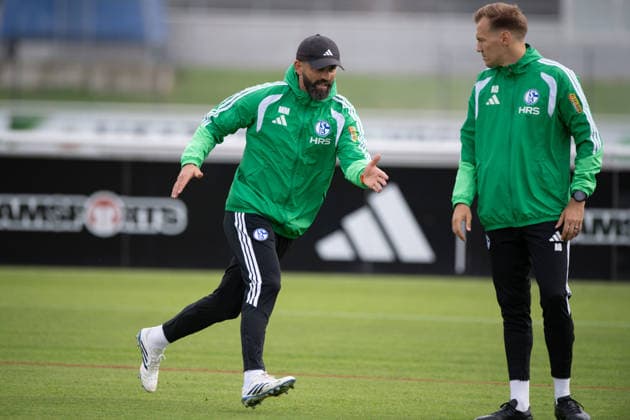 v.l. Trainer Miron MUSLIC (GE), Co-Trainer Adil OSMANBASIC, Training des FC Schalke 04 (GE) am 08.09.2026 auf dem Trainingsgelaende in Gelsenkirchen Deutschland. Â *** From left: Head Coach Miron MUSLIC GE, Assistant Coach Adil OSMANBASIC, FC Schalke 04 GE training session on September 8, 2026, at the training facility in Gelsenkirchen, Germany Â