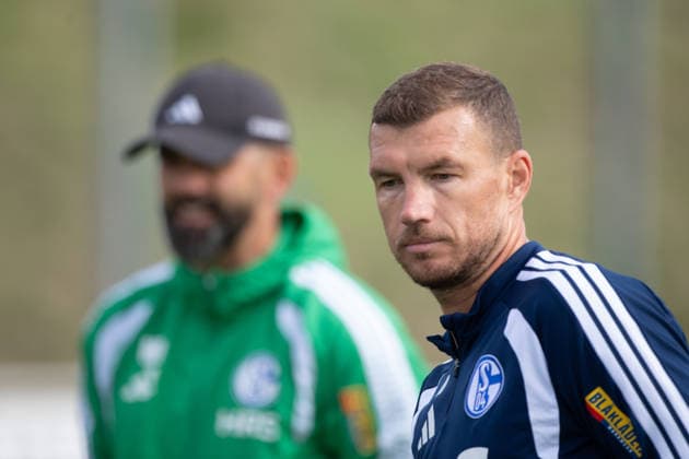 rechts Edin DZEKO (GE) , links Trainer Miron MUSLIC (GE) leitet das Training, Training des FC Schalke 04 (GE) am 08.09.2026 auf dem Trainingsgelaende in Gelsenkirchen Deutschland. Â *** On the right, Edin DZEKO GE; on the left, Coach Miron MUSLIC GE leads the practice. FC Schalke 04 GE practice on September 8, 2026, at the training facility in Gelsenkirchen, Germany Â