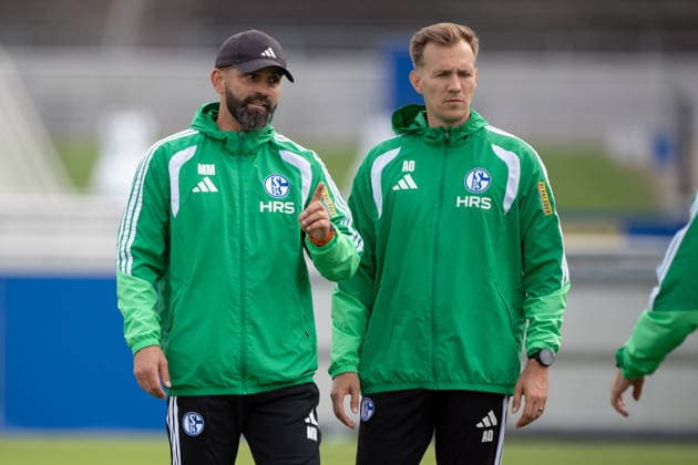 v.l. Trainer Miron MUSLIC (GE), Co-Trainer Adil OSMANBASIC, Training des FC Schalke 04 (GE) am 08.09.2026 auf dem Trainingsgelaende in Gelsenkirchen Deutschland. Â *** From left: Head Coach Miron MUSLIC GE, Assistant Coach Adil OSMANBASIC, FC Schalke 04 GE training session on September 8, 2026, at the training facility in Gelsenkirchen, Germany Â