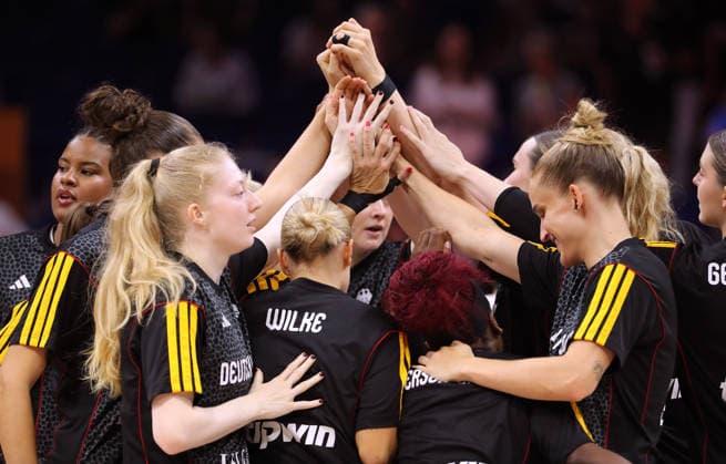 Nyara Sabally, Frieda Bühner, Alexandra Wilke, Alexis Peterson, Leonie Fiebich, DBB Team beim Mannschaftskreis vor Spielbeginn beim Einschwören Basketball FIBA World Cup Weltmeisterschaft Frauen WM Saison 2026 2027 08.09.2026 DBB Deutschland GER vs Südkorea KOR