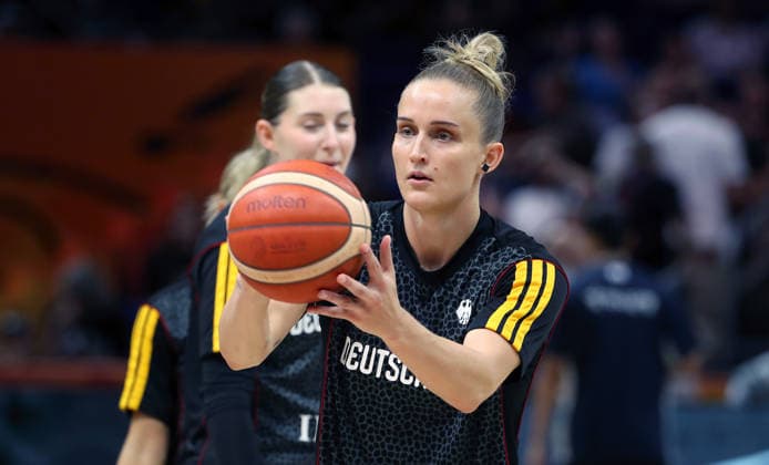 Leonie Fiebich am Ball bei Erwärmung Aktion Oberkörper Basketball FIBA World Cup Weltmeisterschaft Frauen WM Saison 2026 2027 08.09.2026 DBB Deutschland GER vs Südkorea KOR