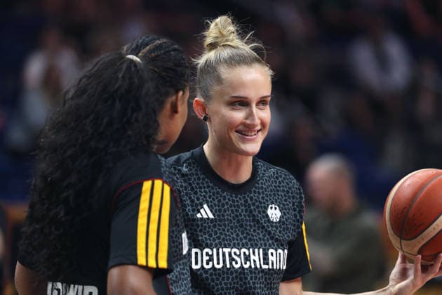 Nyara Sabally, Leonie Fiebich Aktion Oberkörper Basketball FIBA World Cup Weltmeisterschaft Frauen WM Saison 2026 2027 08.09.2026 DBB Deutschland GER vs Südkorea KOR