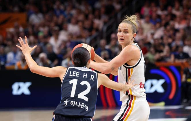 Haeran Lee, Leonie Fiebich am Ball Aktion Oberkörper Basketball FIBA World Cup Weltmeisterschaft Frauen WM Saison 2026 2027 08.09.2026 DBB Deutschland GER vs Südkorea KOR