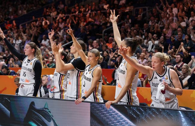 Luisa Geiselsöder, Emily Bessoir, Alexandra Wilke, Clara Bielefeld, Emma Eichmeyer, deutsche Bank bejubelt einen Dreier Basketball FIBA World Cup Weltmeisterschaft Frauen WM Saison 2026 2027 08.09.2026 DBB Deutschland GER vs Südkorea KOR
