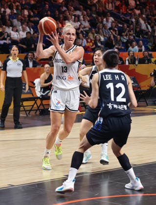 Leonie Fiebich am Ball, Yoolim Kang, Haeran Lee Zweikampf Spielszene Aktion Basketball FIBA World Cup Weltmeisterschaft Frauen WM Saison 2026 2027 08.09.2026 DBB Deutschland GER vs Südkorea KOR