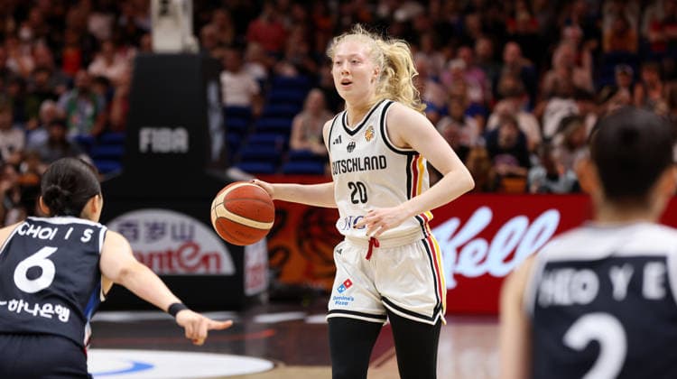 Isaem Choi, Frieda Bühner am Ball Aktion Oberkörper Basketball FIBA World Cup Weltmeisterschaft Frauen WM Saison 2026 2027 08.09.2026 DBB Deutschland GER vs Südkorea KOR