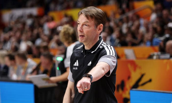 Bundestrainer Olaf Lange gibt Anweisungen Aktion Oberkörper Basketball FIBA World Cup Weltmeisterschaft Frauen WM Saison 2026 2027 08.09.2026 DBB Deutschland GER vs Südkorea KOR