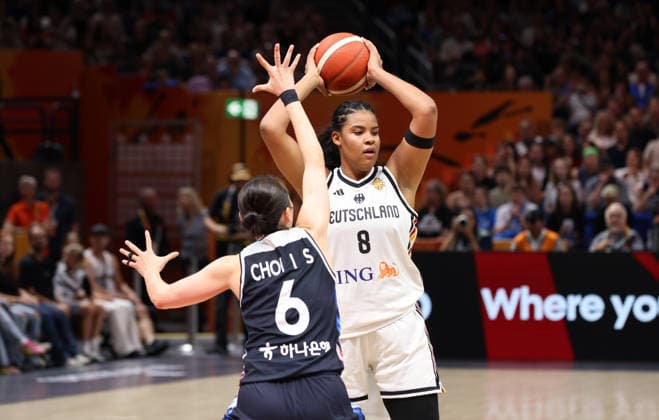 Isaem Choi, Nyara Sabally am Ball Zweikampf Spielszene Aktion Basketball FIBA World Cup Weltmeisterschaft Frauen WM Saison 2026 2027 08.09.2026 DBB Deutschland GER vs Südkorea KOR