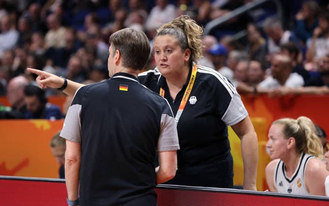 Co Trainerin Constanze Wegner redet mit Bundestrainer Olaf Lange Aktion Oberkörper Basketball FIBA World Cup Weltmeisterschaft Frauen WM Saison 2026 2027 08.09.2026 DBB Deutschland GER vs Südkorea KOR