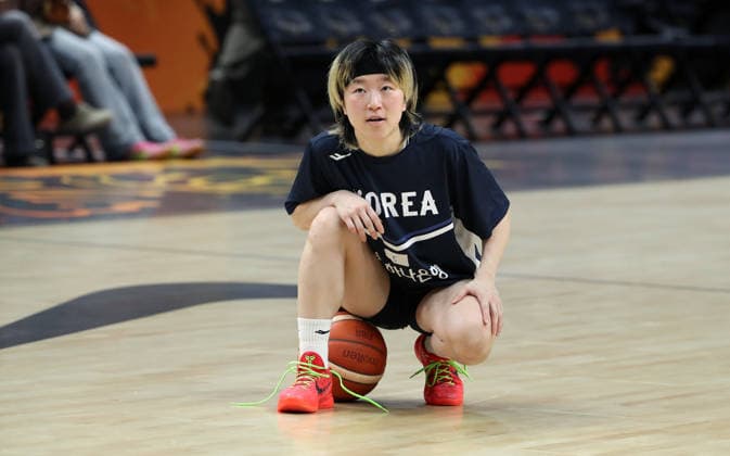 Heji An sitzt auf dem Ball Basketball FIBA World Cup Weltmeisterschaft Frauen WM Saison 2026 2027 08.09.2026 DBB Deutschland GER vs Südkorea KOR
