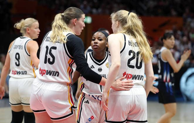 Emma Eichmeyer, Luisa Geiselsöder, Alexis Peterson, Frieda Bühner, Spielerinnen beraten sich Aktion Oberkörper Basketball FIBA World Cup Weltmeisterschaft Frauen WM Saison 2026 2027 08.09.2026 DBB Deutschland GER vs Südkorea KOR