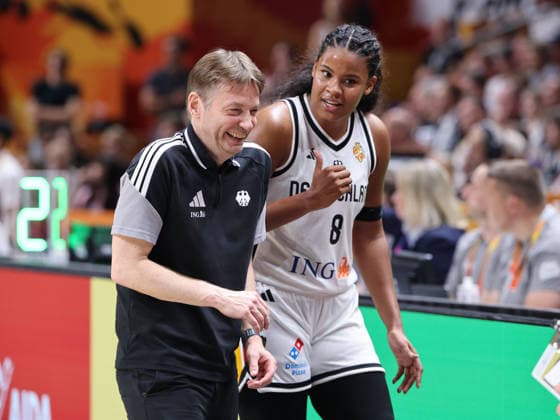 Bundestrainer Olaf Lange lacht mit Nyara Sabally Aktion Oberkörper Basketball FIBA World Cup Weltmeisterschaft Frauen WM Saison 2026 2027 08.09.2026 DBB Deutschland GER vs Südkorea KOR