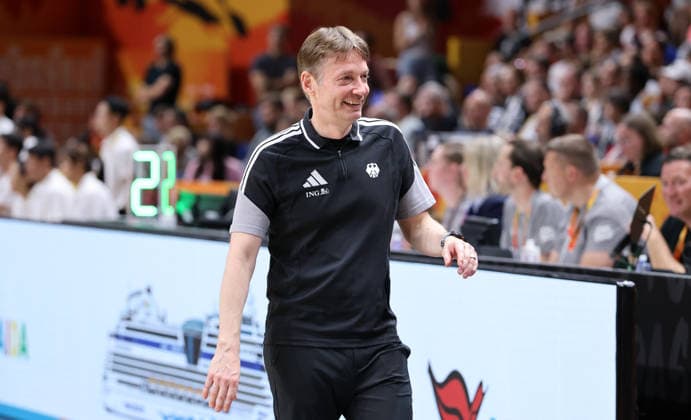 Bundestrainer Olaf Lange lacht Aktion Oberkörper Basketball FIBA World Cup Weltmeisterschaft Frauen WM Saison 2026 2027 08.09.2026 DBB Deutschland GER vs Südkorea KOR