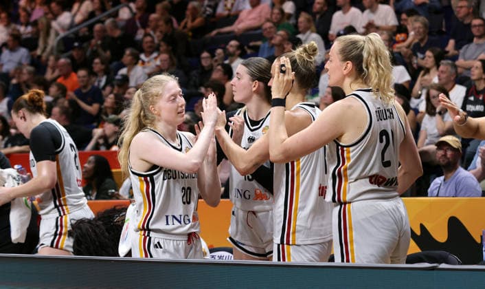 Frieda Bühner klatscht ab mit Luisa Geiselsöder, Leonie Fiebich, Marie Gülich Aktion Oberkörper Basketball FIBA World Cup Weltmeisterschaft Frauen WM Saison 2026 2027 08.09.2026 DBB Deutschland GER vs Südkorea KOR