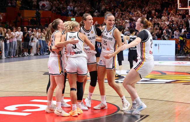 Britta Daub, Alexandra Wilke, Clara Bielefeld, Lina Sontag, deutsche Mannscht jubelt und feiert Erreichen des Viertelfinale Basketball FIBA World Cup Weltmeisterschaft Frauen WM Saison 2026 2027 08.09.2026 DBB Deutschland GER vs Südkorea KOR