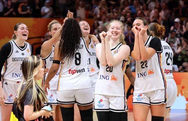 Nyara Sabally, Frieda Bühner, Emily Bessoir, deutsche Mannscht jubelt und feiert Erreichen des Viertelfinale Basketball FIBA World Cup Weltmeisterschaft Frauen WM Saison 2026 2027 08.09.2026 DBB Deutschland GER vs Südkorea KOR