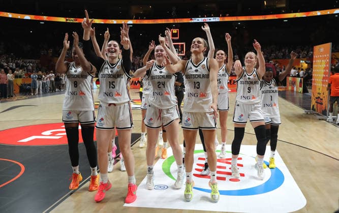 Nyara Sabally, Luisa Geiselsöder, Emily Bessoir, Lina Sontag, Frieda Bühner, Leonie Fiebich, Emma Eichmeyer, Alexis Peterson, deutsche Mannscht jubelt und feiert Erreichen des Viertelfinale Basketball FIBA World Cup Weltmeisterschaft Frauen WM Saison 2026 2027 08.09.2026 DBB Deutschland GER vs Südkorea KOR