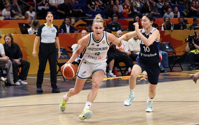 Leonie Fiebich am Ball, Yoolim Kang Zweikampf Spielszene Aktion Basketball FIBA World Cup Weltmeisterschaft Frauen WM Saison 2026 2027 08.09.2026 DBB Deutschland GER vs Südkorea KOR