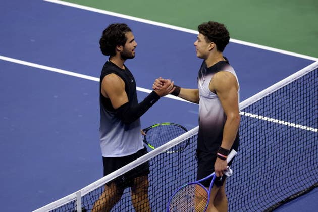 US Open tennis tournament - Day 10 Carlos Alcaraz (L) of Spain congratulates Ben Shelton of the US on his win in the Men s Singles Quarterfinals of the US Open Tennis Championships at the USTA Billie Jean King National Tennis Center in Flushing Meadows, New York, USA, 09 September 2026. The 2026 US Open tournament runs from 23 August through 13 September. FLUSHING MEADOWS NEW YORK United States  Copyright: xBRIANxHIRSCHFELDx