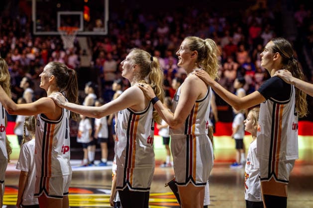 Basketball Berlin 08.09.2026 FIBA Women™s Basketball World Cup Germany 2026 Viertelfinal Qualifikation Deutschland (GER) - Südkorea (KOR) Nationalhymne Britta Daub (Deutschland, No.19) Frida Bühner (Deutschland, No.20) Marie Gülich (Deutschland, No.21) Gulich Emily Bessoir (Deutschland, No.22) vlnr.