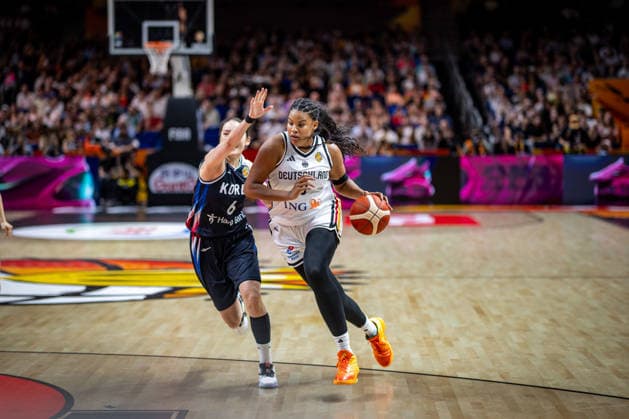 Basketball Berlin 08.09.2026 FIBA Women™s Basketball World Cup Germany 2026 Viertelfinal Qualifikation Deutschland (GER) - Südkorea (KOR) Nyara Sabally (Deutschland, No.08) Isaem Choi (Korea, No.06)