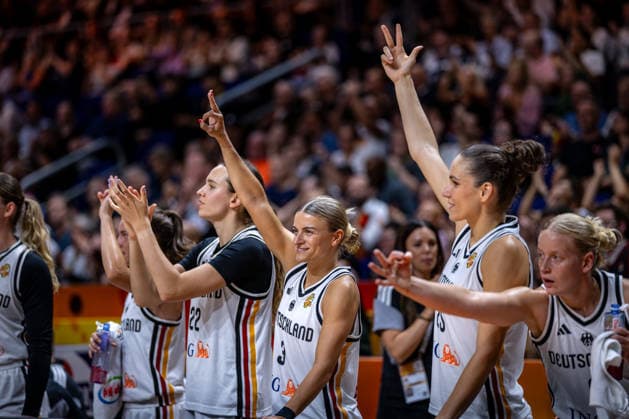 Basketball Berlin 08.09.2026 FIBA Women™s Basketball World Cup Germany 2026 Viertelfinal Qualifikation Deutschland (GER) - Südkorea (KOR) Jubel Emily Bessoir (Deutschland, No.22) Alexandra Wilke (Deutschland, No.03) Clara Bielefeld (Deutschland, No.25) Emma Eichmeyer (Deutschland, No.09)