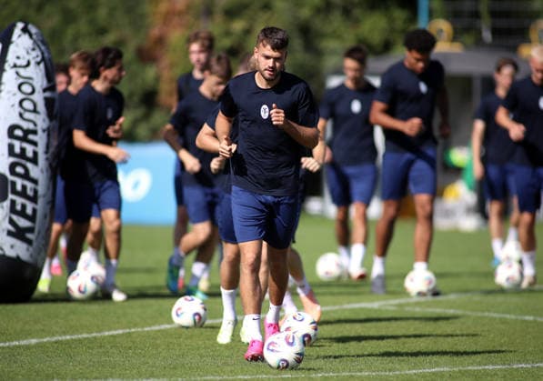 Fussball, Herren, Regionalliga Bayern, Saison 2026 2027, TSV 1860 München, Training Grünwalder Strasse 114, Trainingsgelände Raphael Wach (TSV 1860 München) mit Ball im Laufen