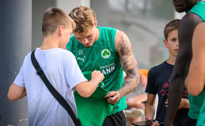 08.09.2026 - Fussball - 2. Bundesliga - Saison 2026 2027 - SpVgg Greuther Fürth Fuerth ( Kleeblatt ) - Training - - xwoxzix - Loris Giandomenico (20, SpVgg Greuther Fürth ) gibt Autogramm Autogramme *** September 8, 2026 Soccer 2. Bundesliga 2026–2027 Season SpVgg Greuther Fürth Fürth Kleeblatt Training xwoxzix Loris Giandomenico, 20, SpVgg Greuther Fürth signs autographs