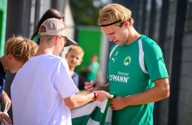 08.09.2026 - Fussball - 2. Bundesliga - Saison 2026 2027 - SpVgg Greuther Fürth Fuerth ( Kleeblatt ) - Training - - xwoxzix - Philipp Müller (36, SpVgg Greuther Fürth ) gibt Autogramm Autogramme *** September 8, 2026 Soccer 2. Bundesliga 2026–2027 Season SpVgg Greuther Fürth (Füroth Kleeblatt) Practice xwoxzix Philipp Müller 36, SpVgg Greuther Fürth signs autographs