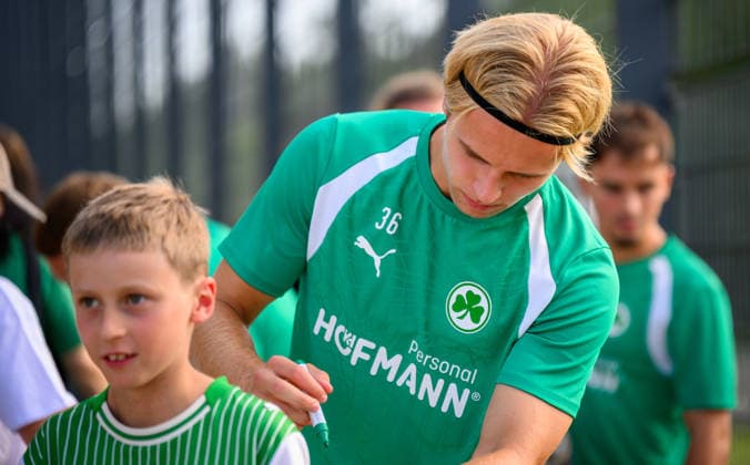 08.09.2026 - Fussball - 2. Bundesliga - Saison 2026 2027 - SpVgg Greuther Fürth Fuerth ( Kleeblatt ) - Training - - xwoxzix - Philipp Müller (36, SpVgg Greuther Fürth ) gibt Autogramm Autogramme *** September 8, 2026 Soccer 2. Bundesliga 2026–2027 Season SpVgg Greuther Fürth (Füroth Kleeblatt) Practice xwoxzix Philipp Müller 36, SpVgg Greuther Fürth signs autographs