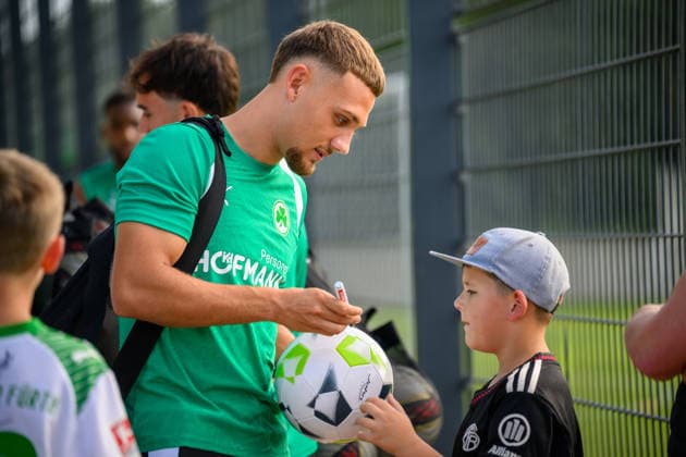 08.09.2026 - Fussball - 2. Bundesliga - Saison 2026 2027 - SpVgg Greuther Fürth Fuerth ( Kleeblatt ) - Training - - xwoxzix - Jakob Krautkrämer (48, SpVgg Greuther Fürth ) gibt Autogramm Autogramme *** September 8, 2026 Soccer 2. Bundesliga 2026–2027 Season SpVgg Greuther Fürth Fürth Kleeblatt Training xwoxzix Jakob Krautkrämer 48, SpVgg Greuther Fürth signs autographs