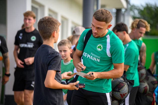 08.09.2026 - Fussball - 2. Bundesliga - Saison 2026 2027 - SpVgg Greuther Fürth Fuerth ( Kleeblatt ) - Training - - xwoxzix - Jakob Krautkrämer (48, SpVgg Greuther Fürth ) gibt Autogramm Autogramme *** September 8, 2026 Soccer 2. Bundesliga 2026–2027 Season SpVgg Greuther Fürth Fürth Kleeblatt Training xwoxzix Jakob Krautkrämer 48, SpVgg Greuther Fürth signs autographs