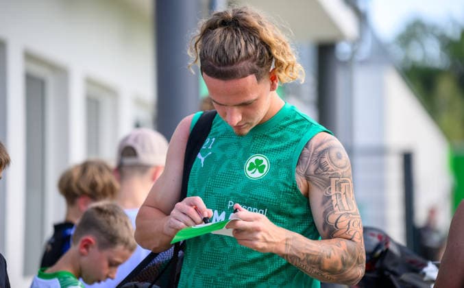 08.09.2026 - Fussball - 2. Bundesliga - Saison 2026 2027 - SpVgg Greuther Fürth Fuerth ( Kleeblatt ) - Training - - xwoxzix - Mika Wallentowitz (21, SpVgg Greuther Fürth ) gibt Autogramm Autogramme *** September 8, 2026 Soccer 2. Bundesliga 2026–2027 Season SpVgg Greuther Fürth Fürth Kleeblatt Practice xwoxzix Mika Wallentowitz, 21, SpVgg Greuther Fürth signs autographs