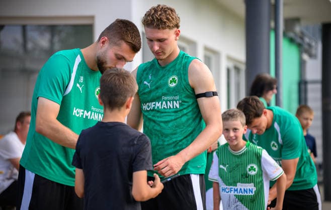 08.09.2026 - Fussball - 2. Bundesliga - Saison 2026 2027 - SpVgg Greuther Fürth Fuerth ( Kleeblatt ) - Training - - xwoxzix - Doni Edon Arifi (28, SpVgg Greuther Fürth ) Elias Benkara (4, SpVgg Greuther Fürth ) gibt Autogramm Autogramme *** September 8, 2026 Soccer 2. Bundesliga 2026–2027 Season SpVgg Greuther Fürth (Füroth Kleeblatt) Training xwoxzix Doni Edon Arifi 28, SpVgg Greuther Fürth Elias Benkara 4, SpVgg Greuther Fürth signs autographs