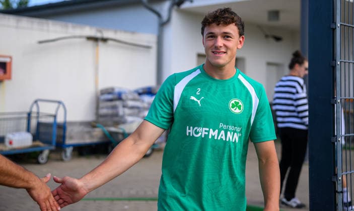 08.09.2026 - Fussball - 2. Bundesliga - Saison 2026 2027 - SpVgg Greuther Fürth Fuerth ( Kleeblatt ) - Training - - xwoxzix - Lukas Reich (2, SpVgg Greuther Fürth ) klatscht mit Fans ab *** September 8, 2026 Soccer 2. Bundesliga 2026–2027 Season SpVgg Greuther Fürth (Füroth Kleeblatt) Training xwoxzix Lukas Reich 2, SpVgg Greuther Fürth high-fives fans