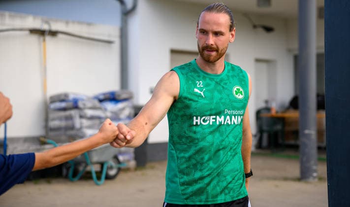 08.09.2026 - Fussball - 2. Bundesliga - Saison 2026 2027 - SpVgg Greuther Fürth Fuerth ( Kleeblatt ) - Training - - xwoxzix - Jannis Heuer (22, SpVgg Greuther Fürth ) klatscht mit Fans ab *** September 8, 2026 Soccer 2. Bundesliga 2026–2027 Season SpVgg Greuther Fürth (Füroth) Kleeblatt Training xwoxzix Jannis Heuer, 22, SpVgg Greuther Fürth high-fives fans