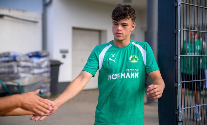08.09.2026 - Fussball - 2. Bundesliga - Saison 2026 2027 - SpVgg Greuther Fürth Fuerth ( Kleeblatt ) - Training - - xwoxzix - Faton Ademi (37, SpVgg Greuther Fürth ) klatscht mit Fans ab *** September 8, 2026 Soccer 2. Bundesliga 2026–2027 Season SpVgg Greuther Fürth Fürth Kleeblatt Training xwoxzix Faton Ademi 37, SpVgg Greuther Fürth high-fives fans
