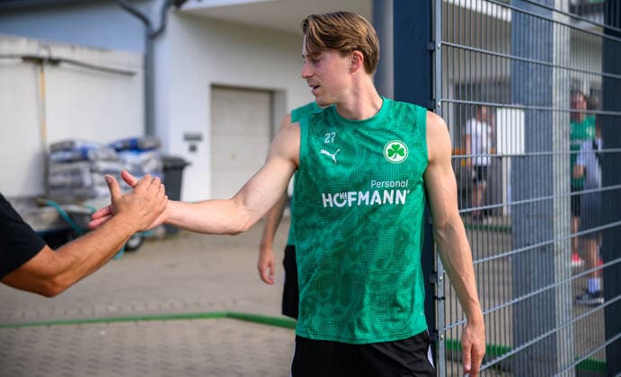 08.09.2026 - Fussball - 2. Bundesliga - Saison 2026 2027 - SpVgg Greuther Fürth Fuerth ( Kleeblatt ) - Training - - xwoxzix - Gian Luca Gian-Luca Itter (27, SpVgg Greuther Fürth ) klatscht mit Fans ab *** September 8, 2026 Soccer 2. Bundesliga 2026–2027 Season SpVgg Greuther Fürth Fürth Kleeblatt Training xwoxzix Gian Luca Gian Luca Itter, 27, SpVgg Greuther Fürth high-fives fans