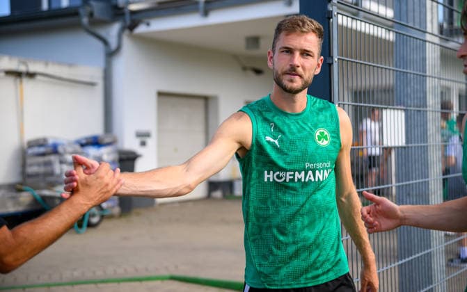 08.09.2026 - Fussball - 2. Bundesliga - Saison 2026 2027 - SpVgg Greuther Fürth Fuerth ( Kleeblatt ) - Training - - xwoxzix - Dennis Srbeny (7, SpVgg Greuther Fürth ) klatscht mit Fans ab *** September 8, 2026 Soccer 2. Bundesliga 2026–2027 Season SpVgg Greuther Fürth (Füroth) Kleeblatt Practice xwoxzix Dennis Srbeny 7, SpVgg Greuther Fürth high-fives fans