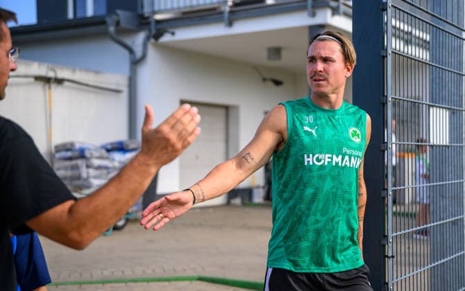 08.09.2026 - Fussball - 2. Bundesliga - Saison 2026 2027 - SpVgg Greuther Fürth Fuerth ( Kleeblatt ) - Training - - xwoxzix - Felix Klaus (30, SpVgg Greuther Fürth ) klatscht mit Fans ab *** September 8, 2026 Soccer 2. Bundesliga 2026–2027 Season SpVgg Greuther Fürth (Füroth) Kleeblatt Training xwoxzix Felix Klaus 30, SpVgg Greuther Fürth high-fives fans