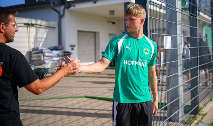 08.09.2026 - Fussball - 2. Bundesliga - Saison 2026 2027 - SpVgg Greuther Fürth Fuerth ( Kleeblatt ) - Training - - xwoxzix - Florian Hellstern (1, SpVgg Greuther Fürth ) klatscht mit Fans ab *** September 8, 2026 Soccer 2. Bundesliga 2026–2027 Season SpVgg Greuther Fürth (Füroth Kleeblatt) Practice xwoxzix Florian Hellstern 1, SpVgg Greuther Fürth high-fives fans