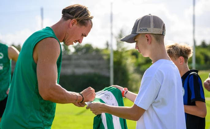 08.09.2026 - Fussball - 2. Bundesliga - Saison 2026 2027 - SpVgg Greuther Fürth Fuerth ( Kleeblatt ) - Training - - xwoxzix - Felix Klaus (30, SpVgg Greuther Fürth ) gibt Autogramm Autogramme *** September 8, 2026 Soccer 2. Bundesliga 2026–2027 Season SpVgg Greuther Fürth Fürth Kleeblatt Training xwoxzix Felix Klaus 30, SpVgg Greuther Fürth signs autographs