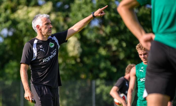 08.09.2026 - Fussball - 2. Bundesliga - Saison 2026 2027 - SpVgg Greuther Fürth Fuerth ( Kleeblatt ) - Training - - xwoxzix - Danny Schwarz (Co-Trainer SpVgg Greuther Fürth ) zeigt deutet *** September 8, 2026 Soccer 2. Bundesliga 2026–2027 Season SpVgg Greuther Fürth Fürth Kleeblatt Training xwoxzix Danny Schwarz, Assistant Coach of SpVgg Greuther Fürth, shows, indicates