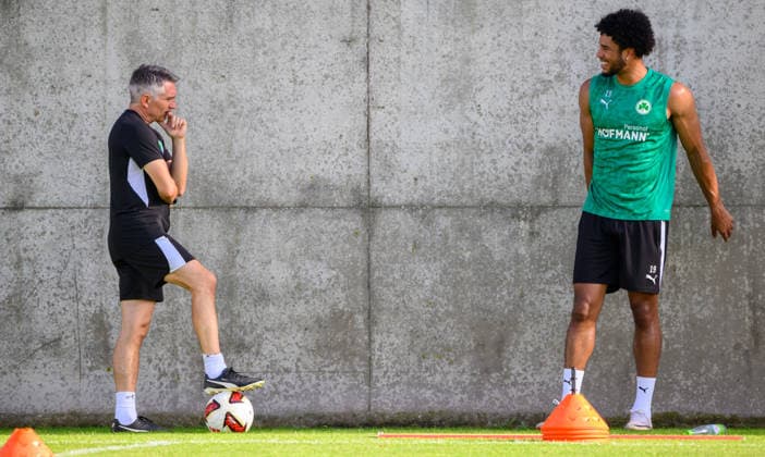 08.09.2026 - Fussball - 2. Bundesliga - Saison 2026 2027 - SpVgg Greuther Fürth Fuerth ( Kleeblatt ) - Training - - xwoxzix - Michael Schleinkofer (Athletik-Trainer SpVgg Greuther Fürth ) mit Benjamin Zank (19, SpVgg Greuther Fürth ) *** September 8, 2026 Soccer 2. Bundesliga 2026–2027 Season SpVgg Greuther Fürth (Fuerth Kleeblatt) Training xwoxzix Michael Schleinkofer, Strength and Conditioning Coach for SpVgg Greuther Fürth, with Benjamin Zank, 19, SpVgg Greuther Fürth